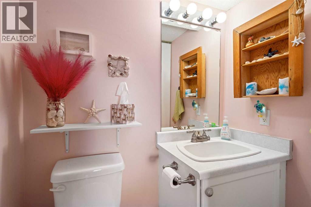 43, 200 Shawnessy Drive Sw, Calgary, AB - Indoor Photo Showing Bathroom