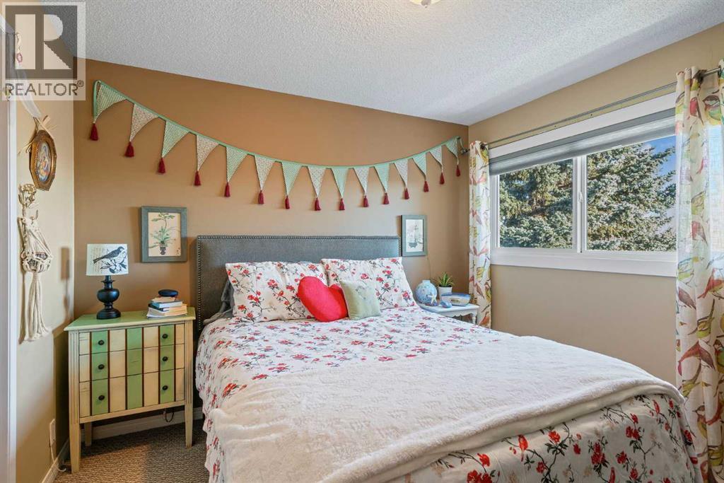 43, 200 Shawnessy Drive Sw, Calgary, AB - Indoor Photo Showing Bedroom