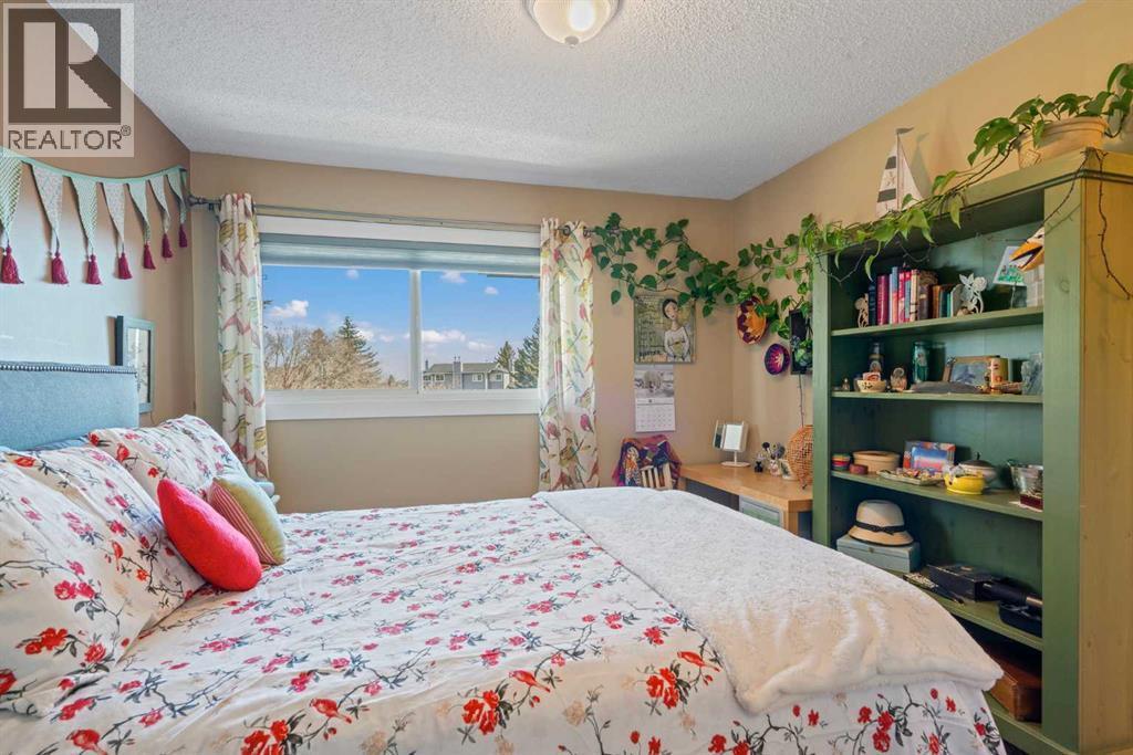 43, 200 Shawnessy Drive Sw, Calgary, AB - Indoor Photo Showing Bedroom