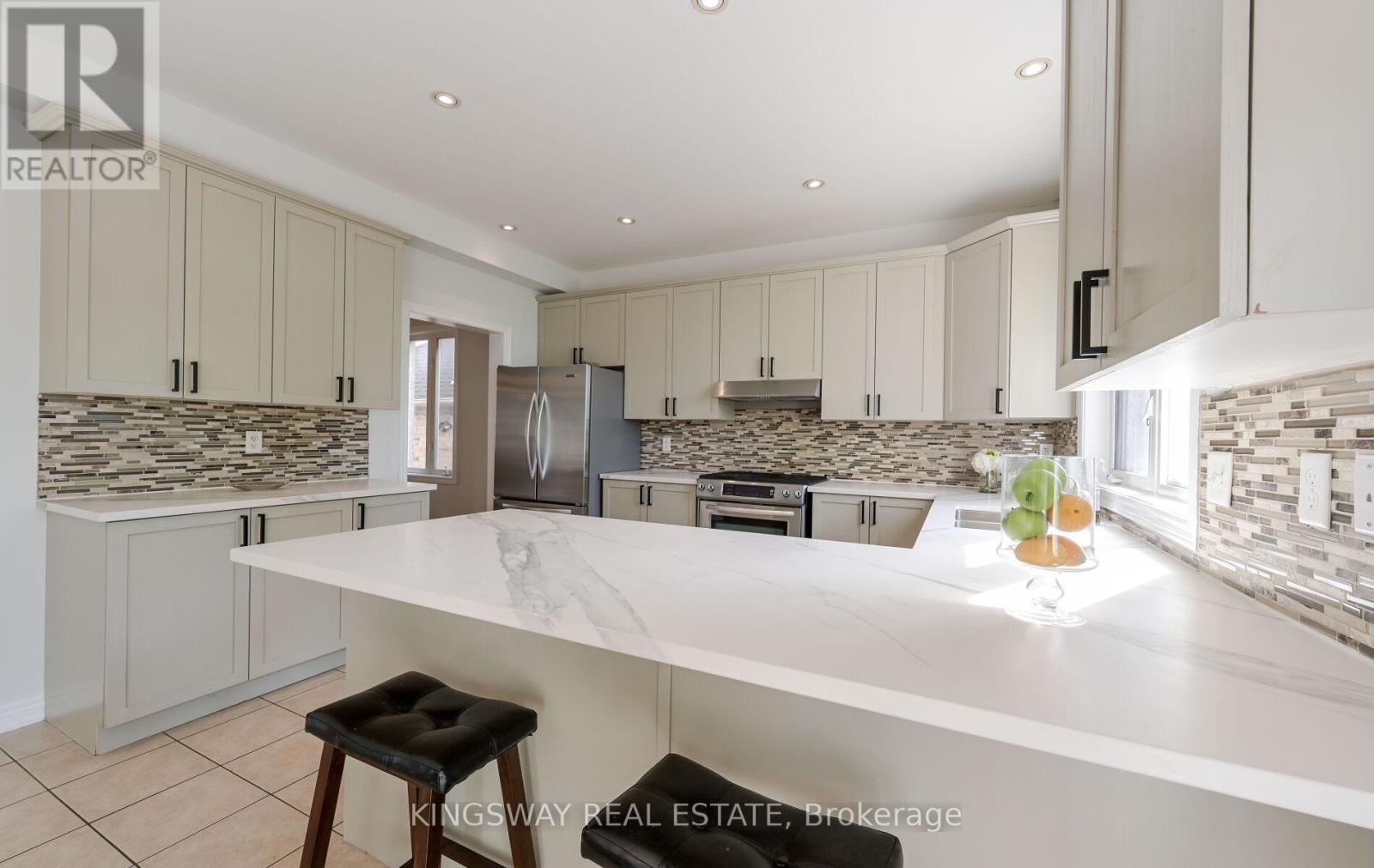 70 Silvervalley Drive, Caledon, ON - Indoor Photo Showing Kitchen With Upgraded Kitchen