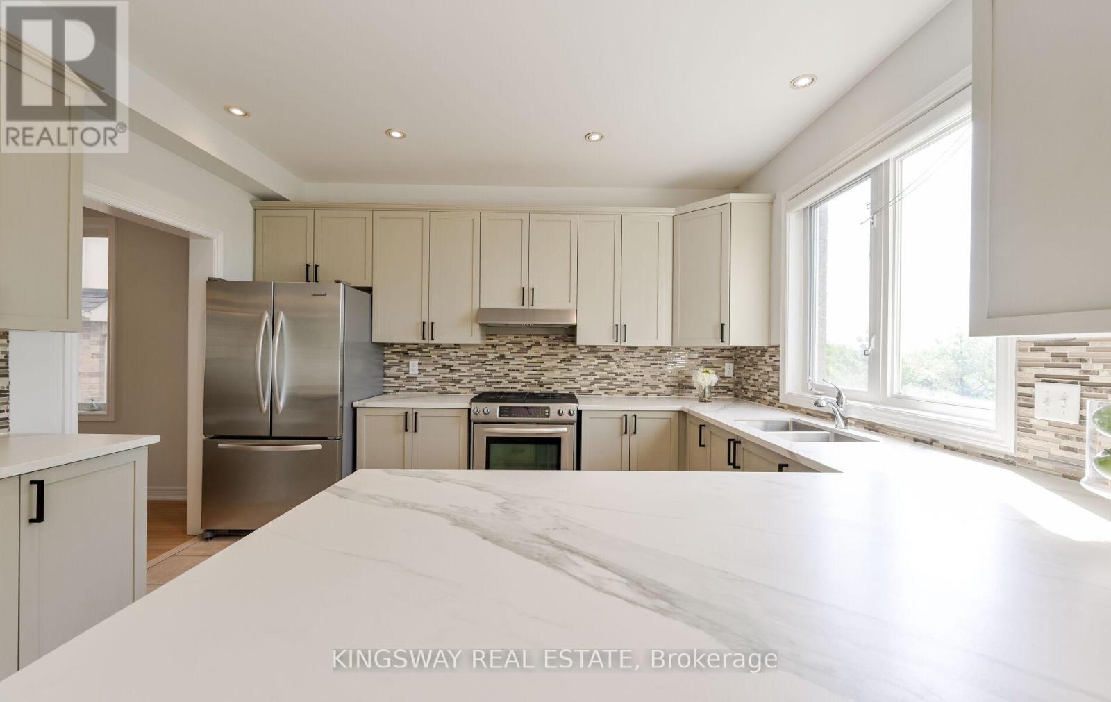 70 Silvervalley Drive, Caledon, ON - Indoor Photo Showing Kitchen With Double Sink With Upgraded Kitchen