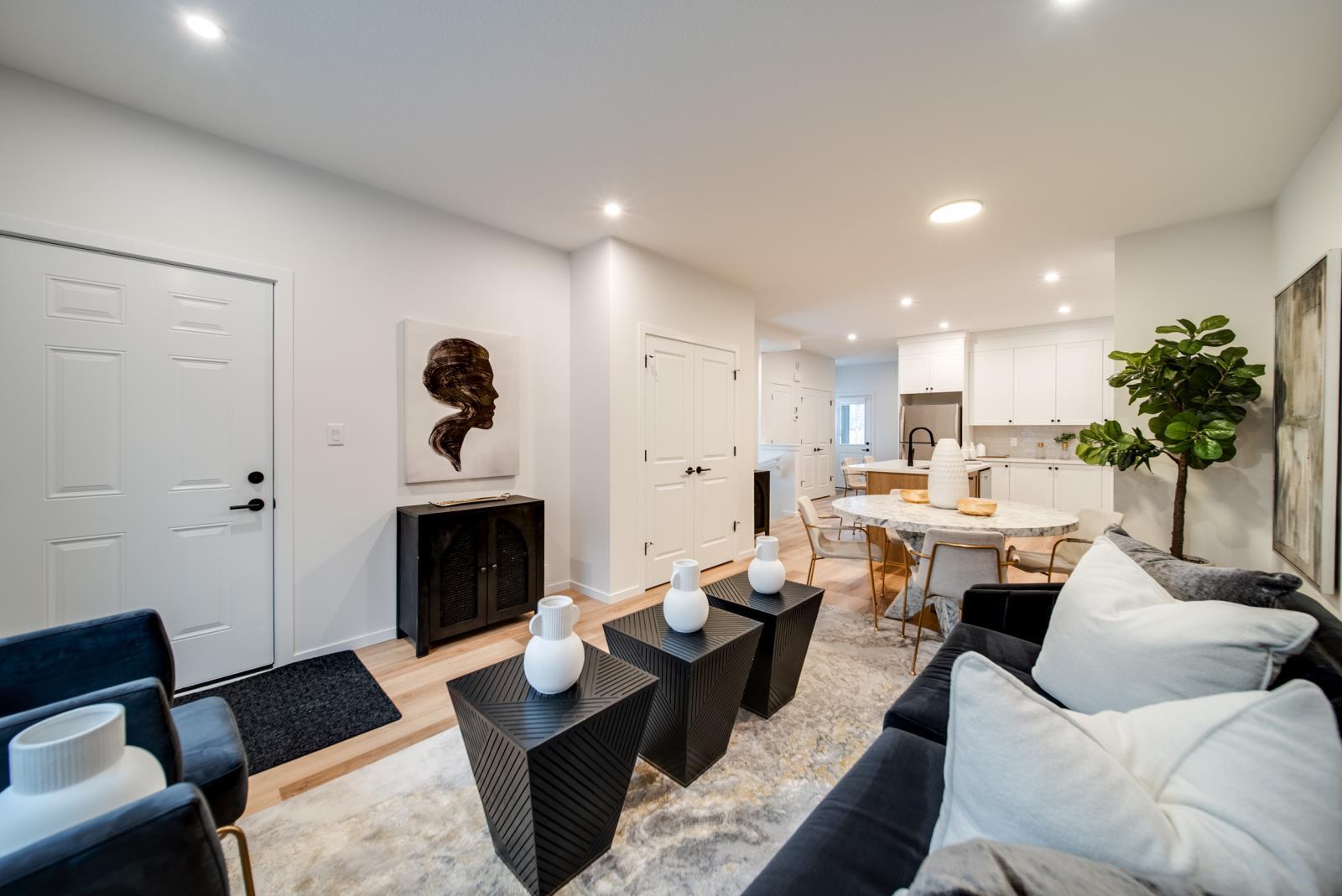 11121 62 St Nw, Edmonton, AB - Indoor Photo Showing Living Room