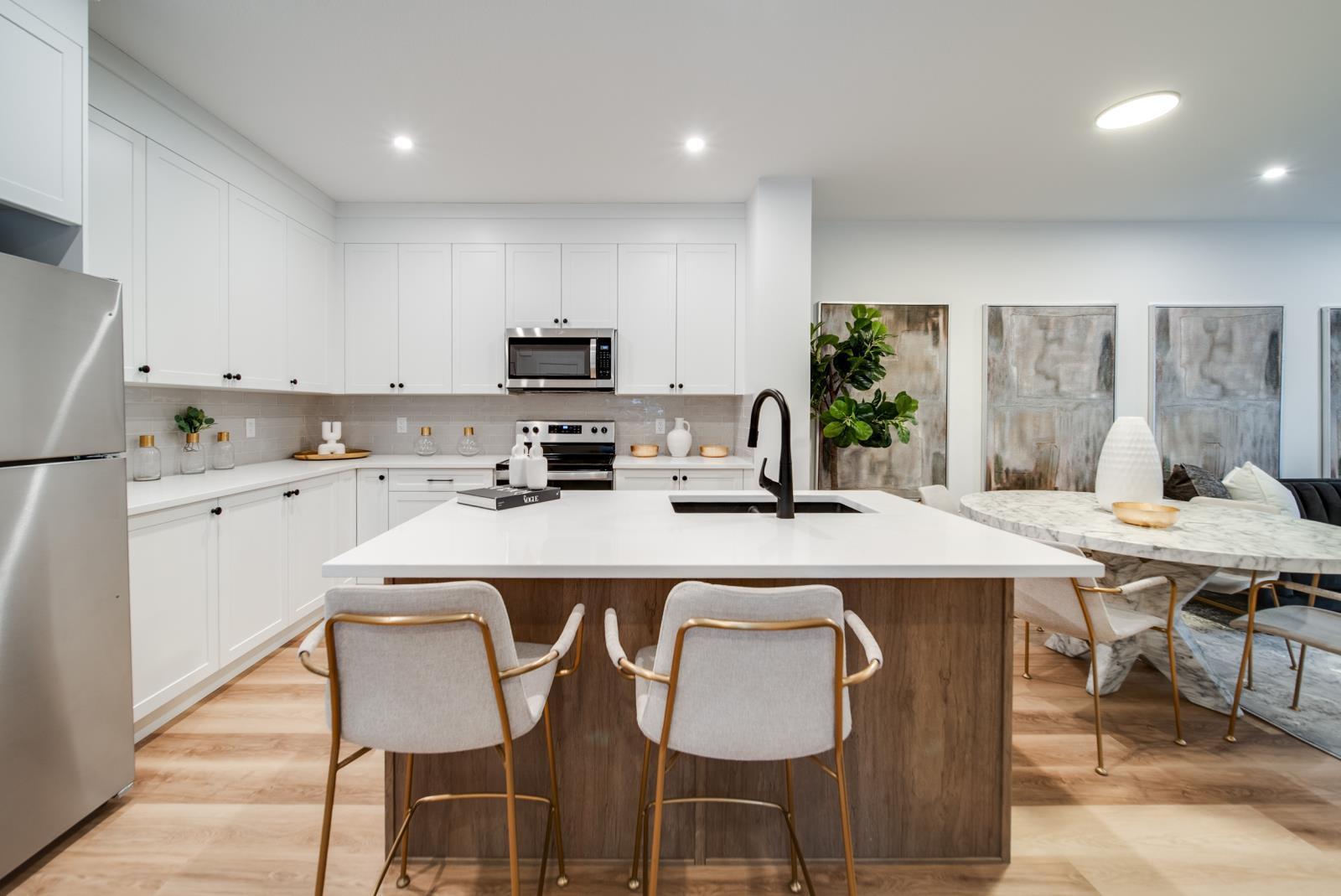 11121 62 St Nw, Edmonton, AB - Indoor Photo Showing Kitchen With Upgraded Kitchen