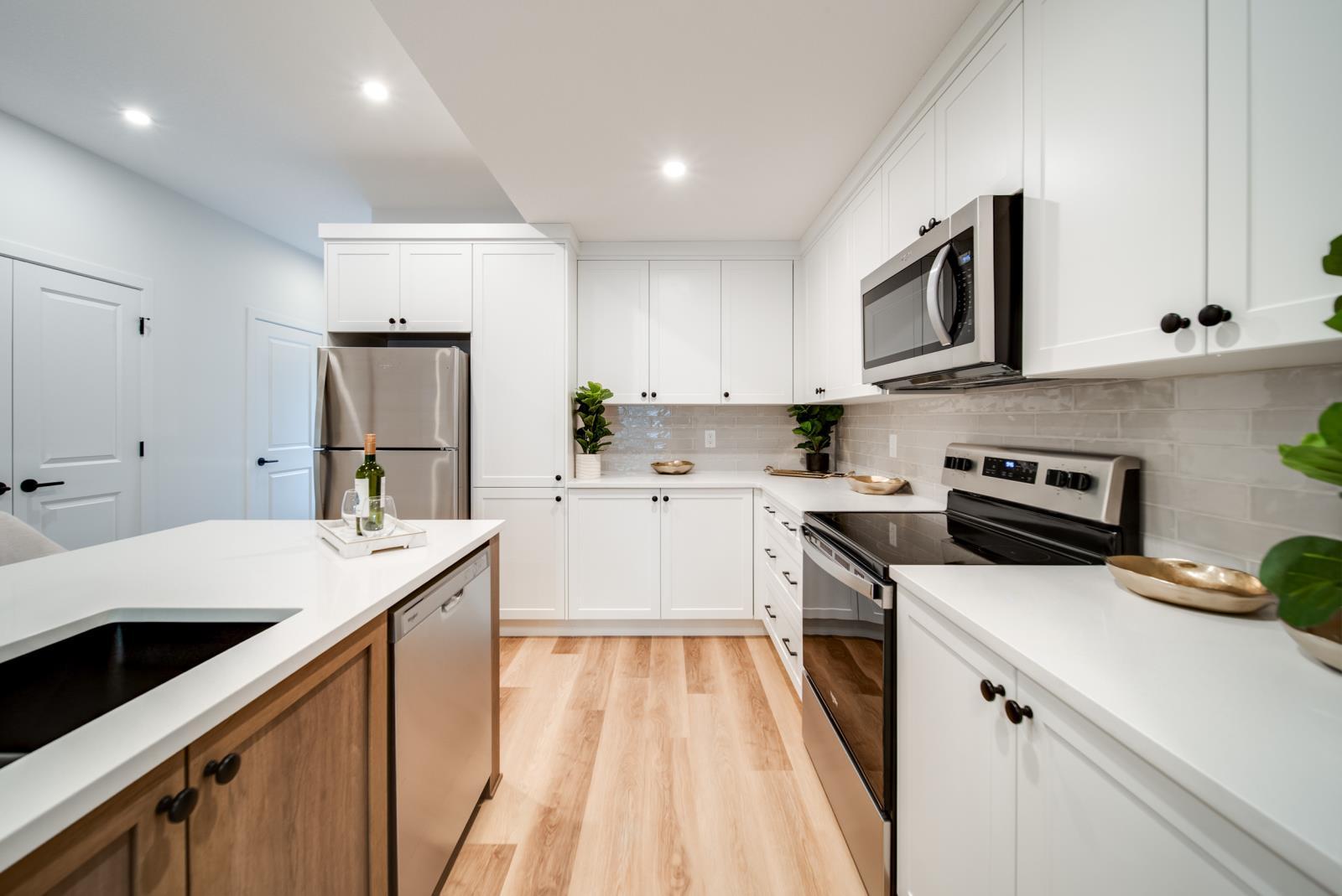 11121 62 St Nw, Edmonton, AB - Indoor Photo Showing Kitchen