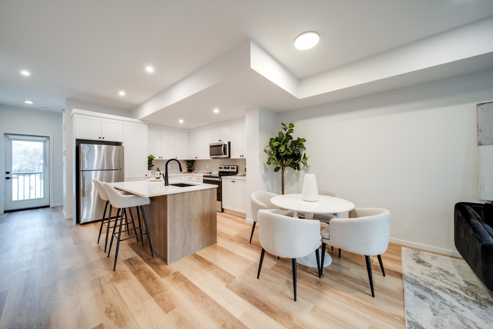 11121 62 St Nw, Edmonton, AB - Indoor