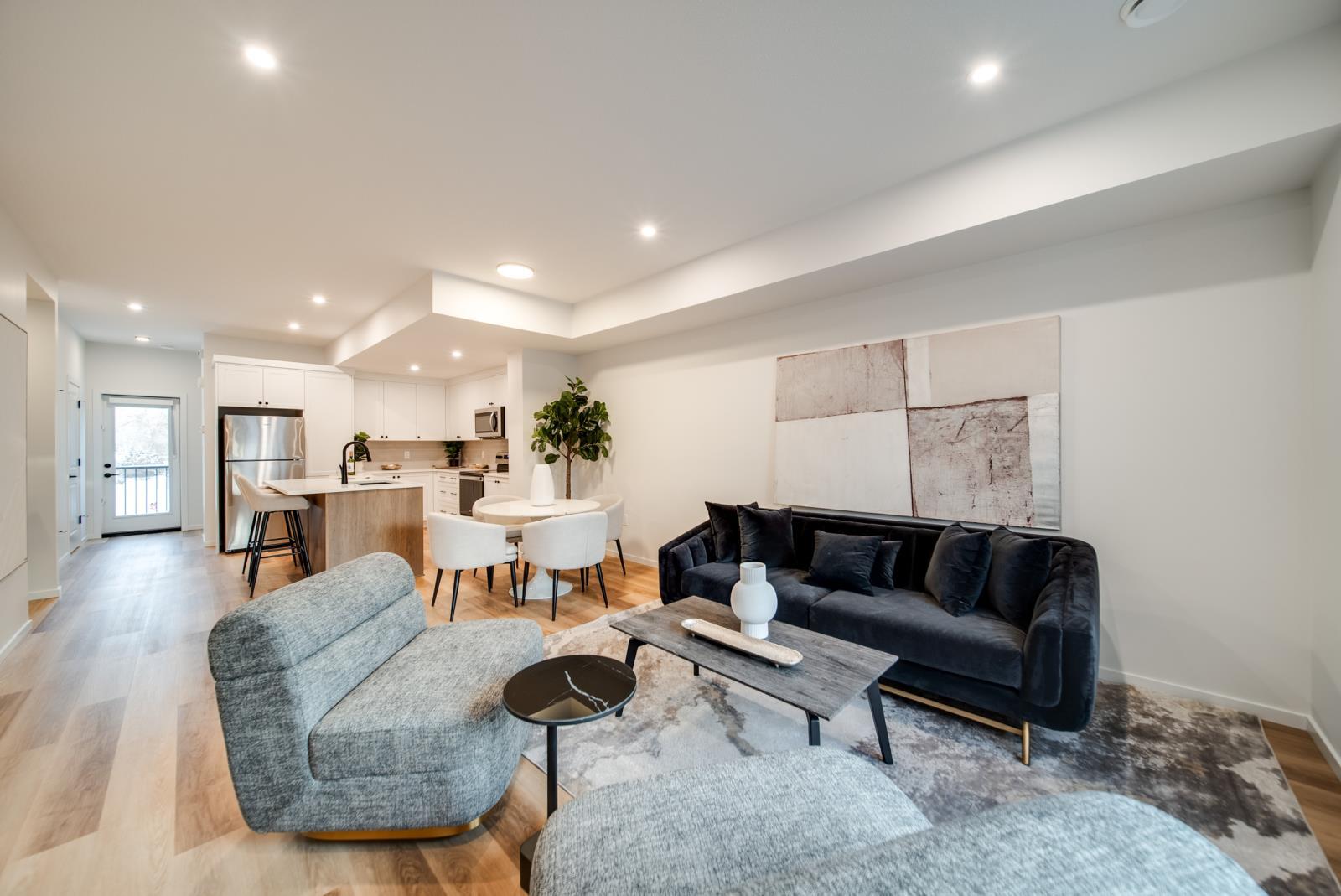 11121 62 St Nw, Edmonton, AB - Indoor Photo Showing Living Room
