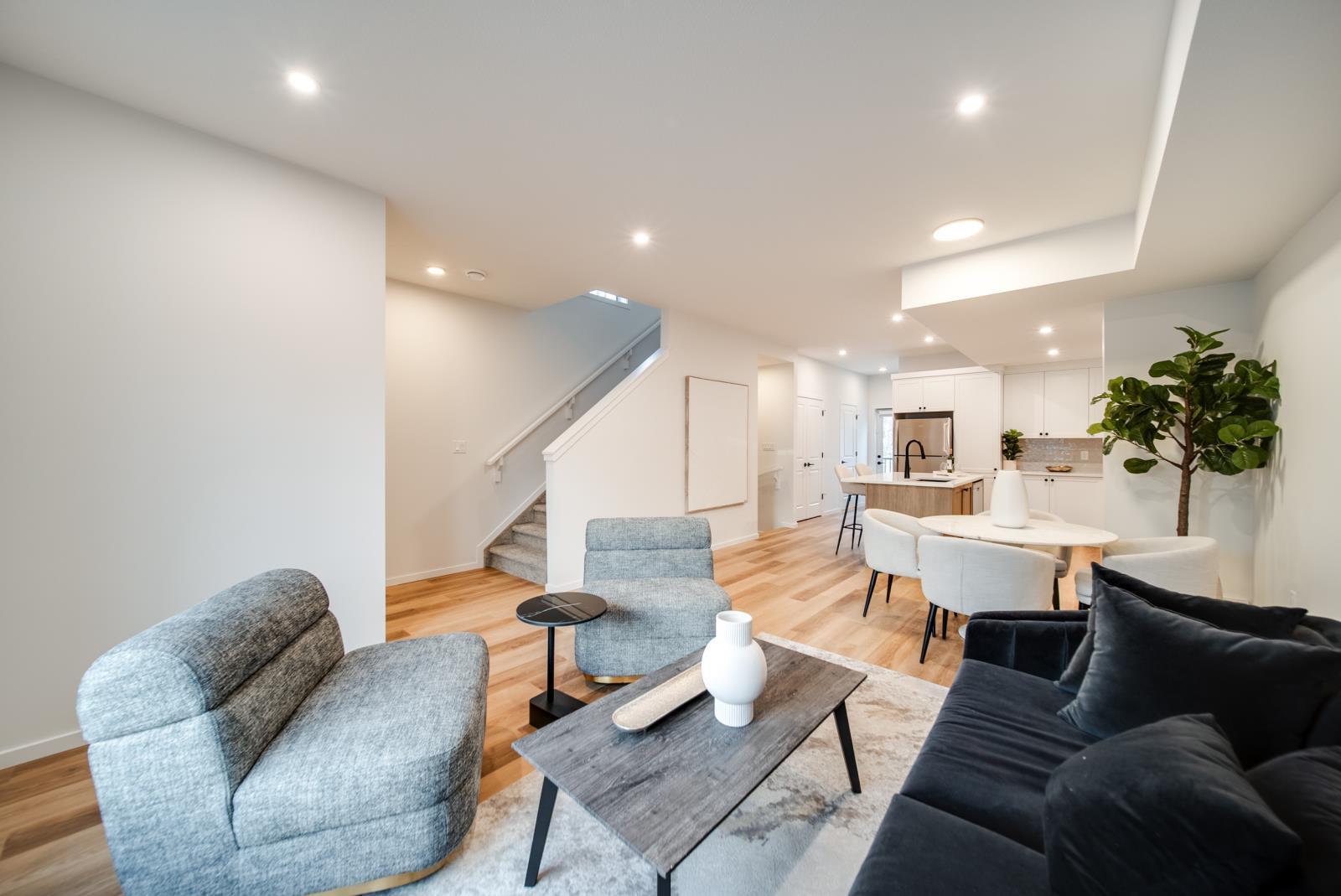 11121 62 St Nw, Edmonton, AB - Indoor Photo Showing Living Room