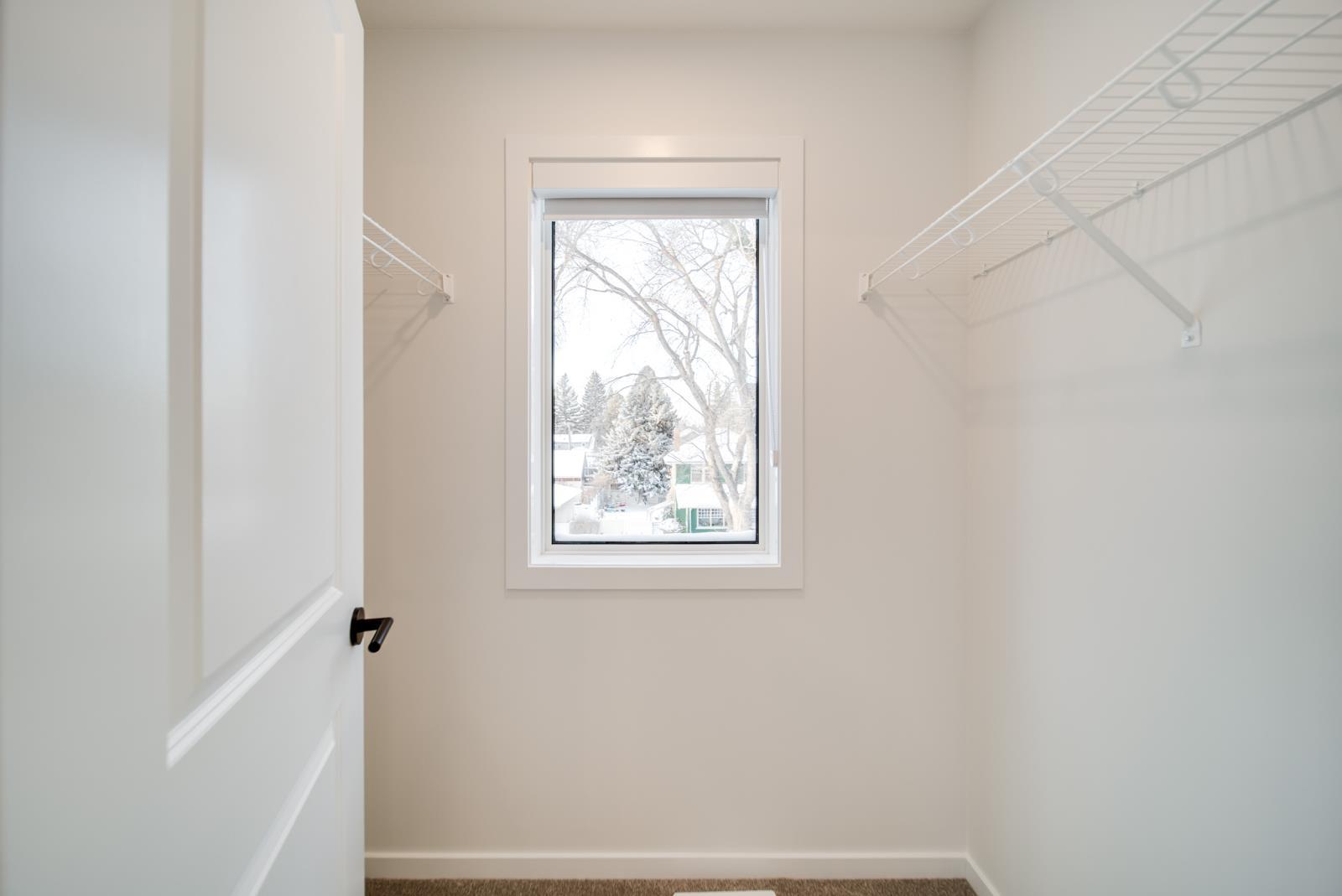 11121 62 St Nw, Edmonton, AB - Indoor