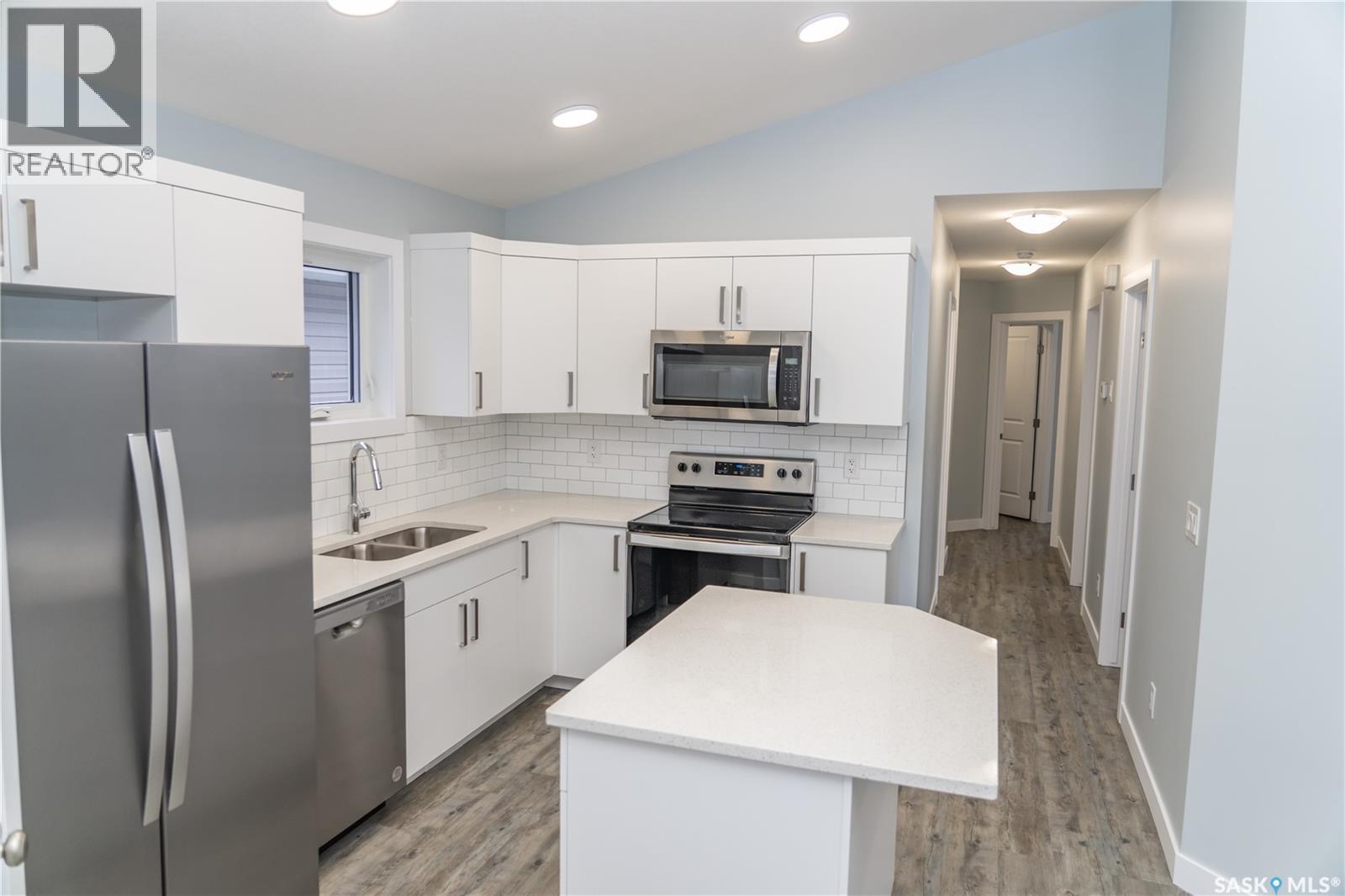 366 Stehwien Street, Saskatoon, SK - Indoor Photo Showing Kitchen With Double Sink With Upgraded Kitchen