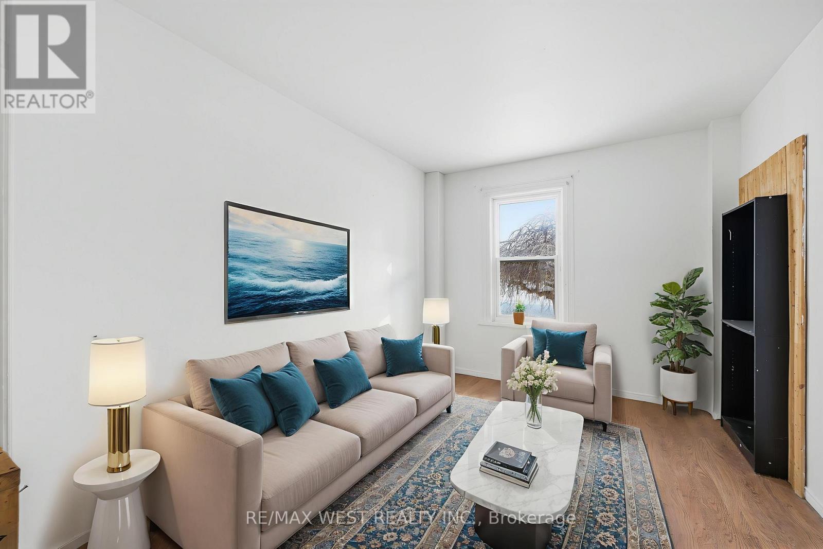 266 Wolfe Street, Peterborough, ON - Indoor Photo Showing Living Room