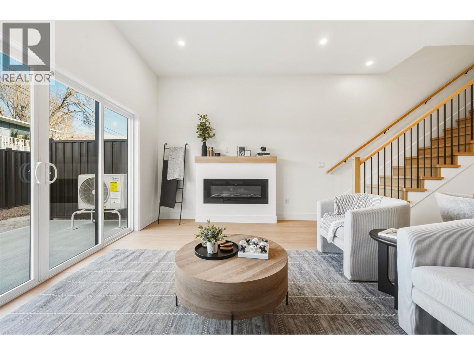 194 Maple Place Unit# 4, Oliver, BC - Indoor Photo Showing Living Room With Fireplace