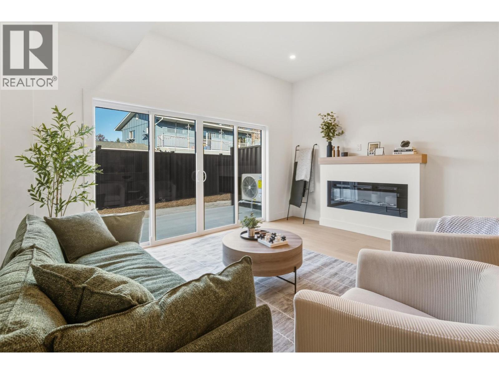 194 Maple Place Unit# 4, Oliver, BC - Indoor Photo Showing Living Room With Fireplace
