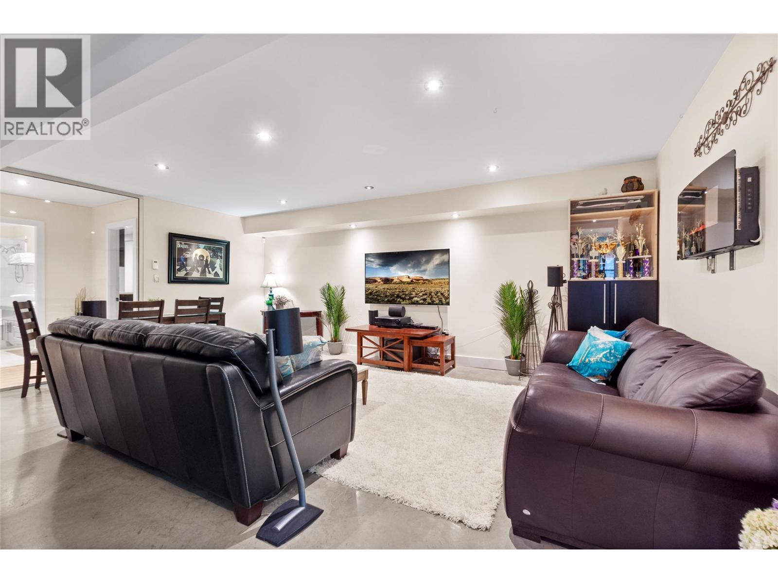 3005 Juniper Drive, Penticton, BC - Indoor Photo Showing Living Room