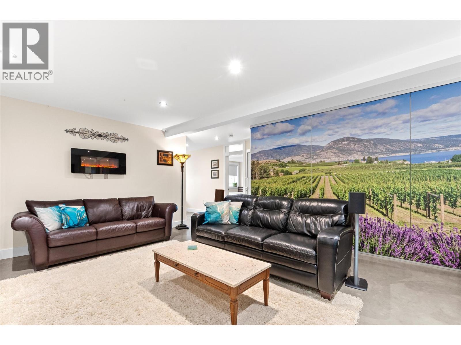 3005 Juniper Drive, Penticton, BC - Indoor Photo Showing Living Room