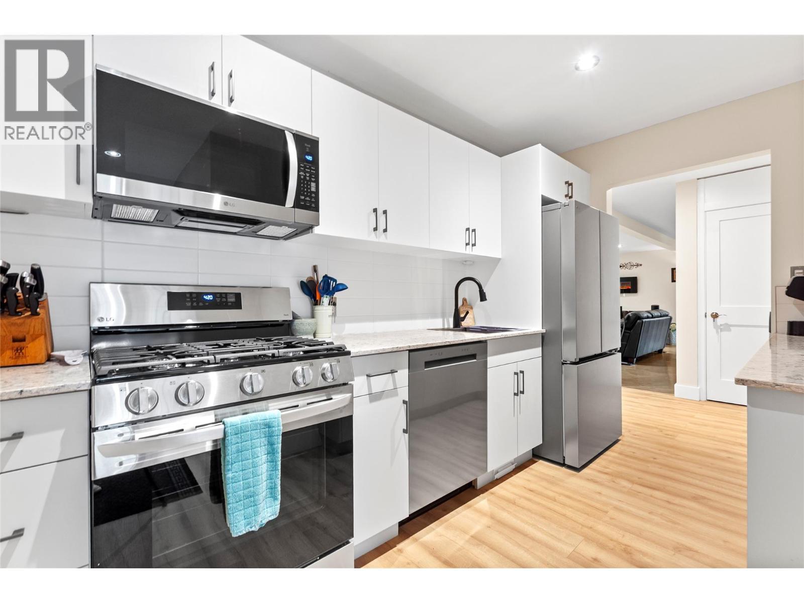 3005 Juniper Drive, Penticton, BC - Indoor Photo Showing Kitchen With Upgraded Kitchen