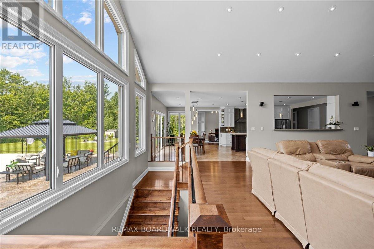 1610 Linkland Court, Ottawa, ON - Indoor