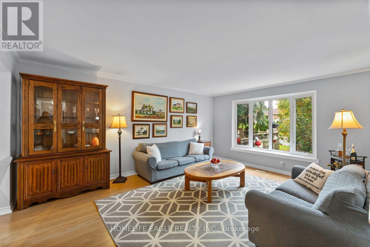 14 Lee Avenue, Bradford West Gwillimbury, ON - Indoor Photo Showing Living Room