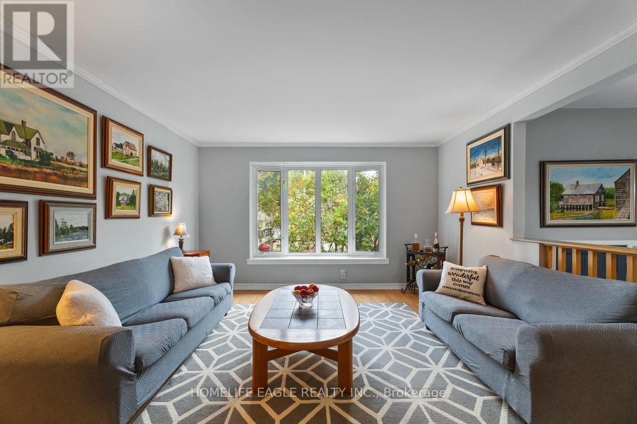 14 Lee Avenue, Bradford West Gwillimbury, ON - Indoor Photo Showing Living Room