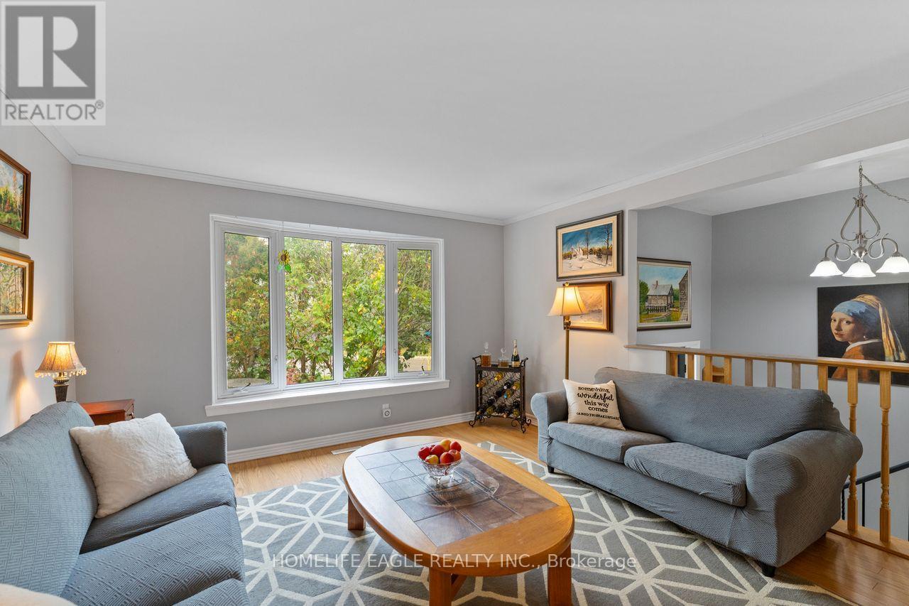 14 Lee Avenue, Bradford West Gwillimbury, ON - Indoor Photo Showing Living Room
