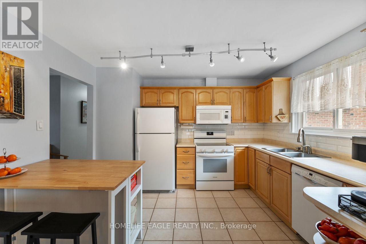 14 Lee Avenue, Bradford West Gwillimbury, ON - Indoor Photo Showing Kitchen With Double Sink