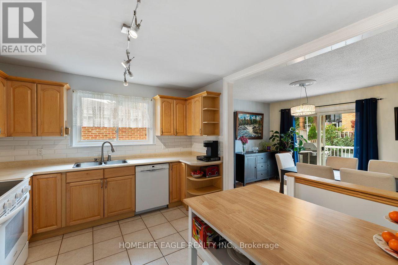 14 Lee Avenue, Bradford West Gwillimbury, ON - Indoor Photo Showing Kitchen With Double Sink