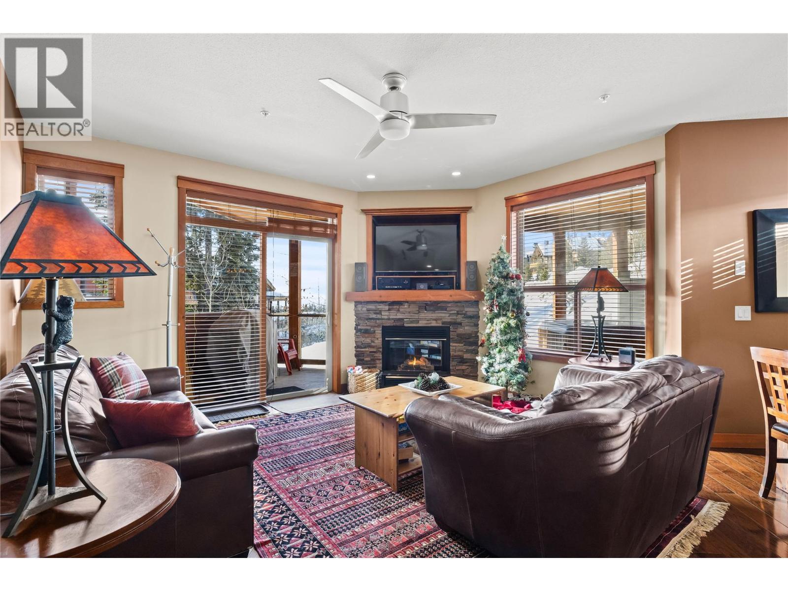 5050 Snowbird Way Unit# 306, Big White, BC - Indoor Photo Showing Living Room With Fireplace
