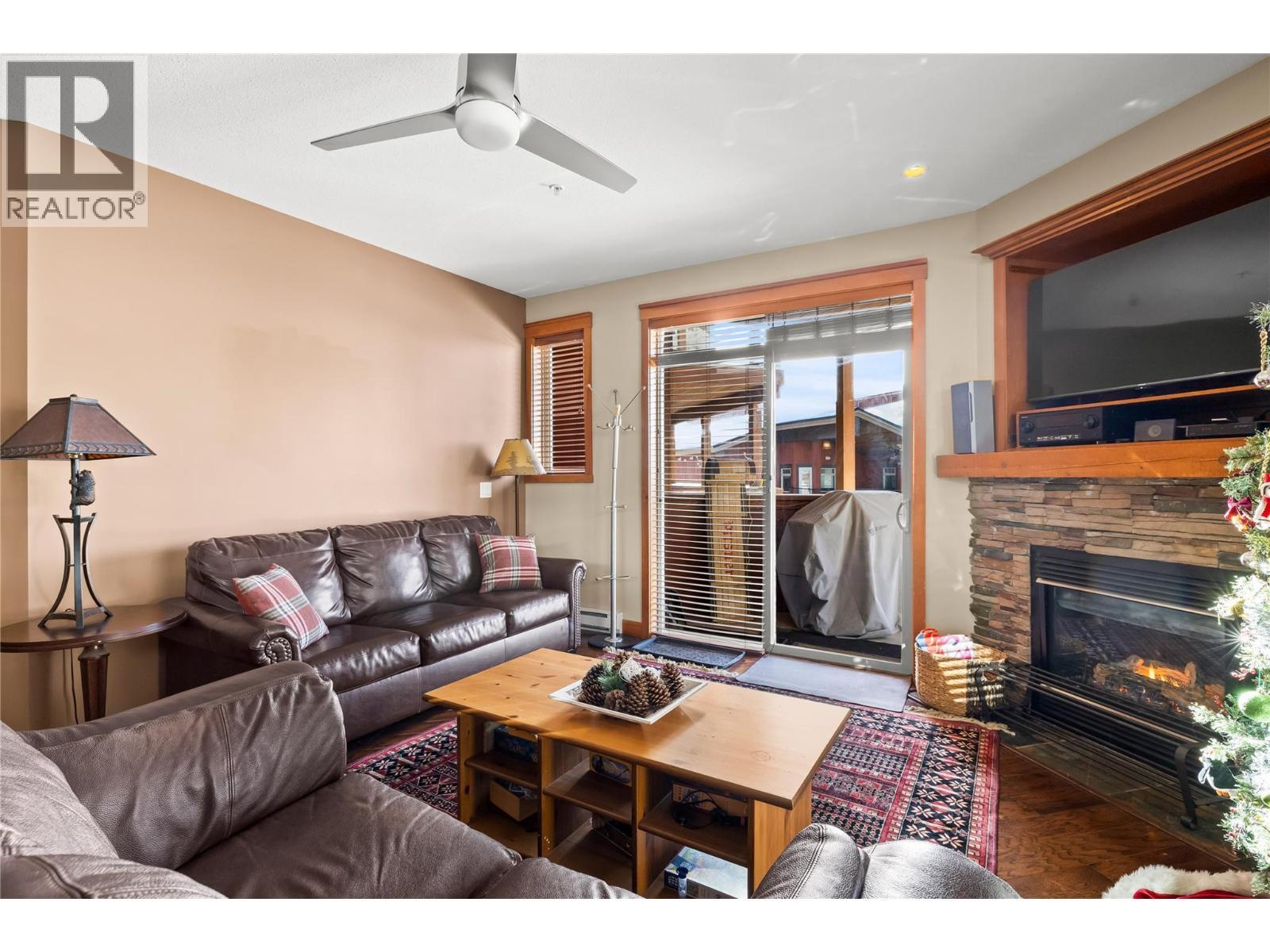 5050 Snowbird Way Unit# 306, Big White, BC - Indoor Photo Showing Living Room With Fireplace
