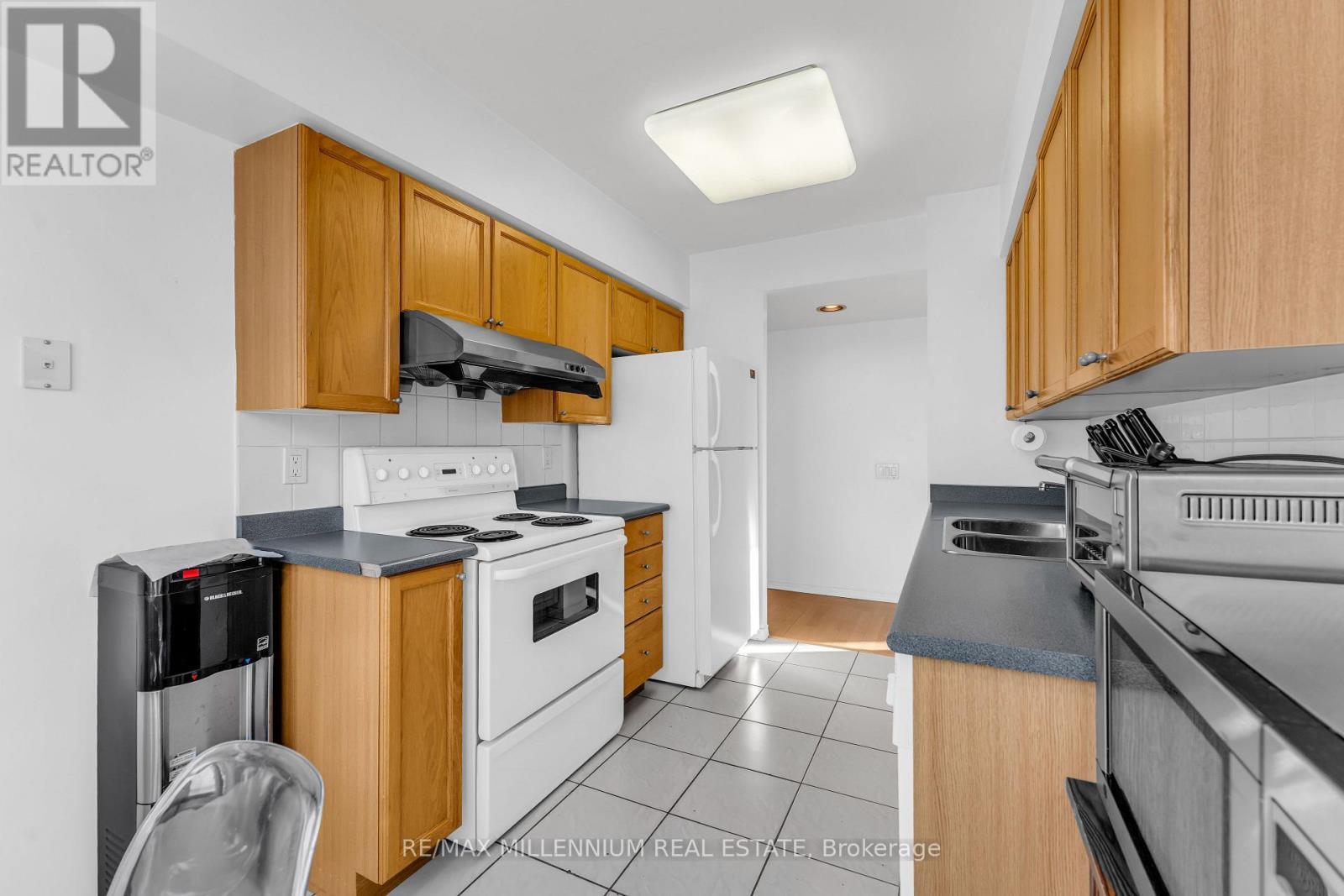 2302 - 35 Finch Avenue, Toronto, ON - Indoor Photo Showing Kitchen