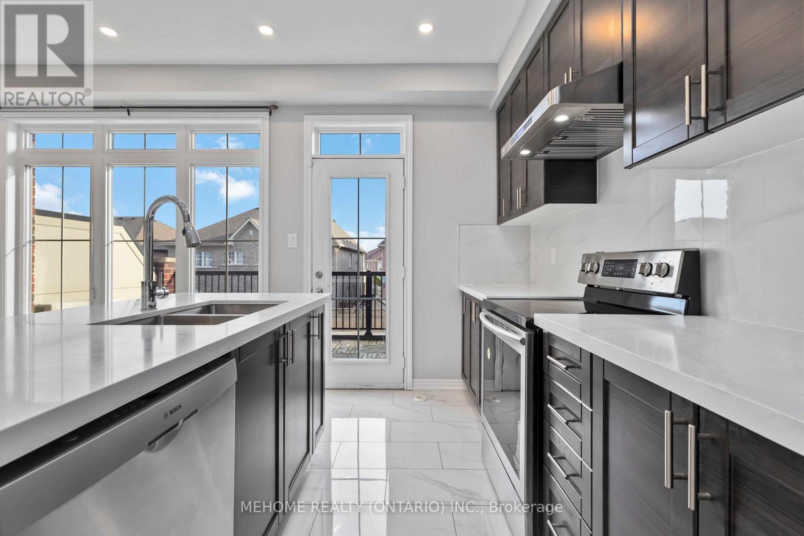 229 Dundas Way, Markham, ON - Indoor Photo Showing Kitchen With Double Sink With Upgraded Kitchen
