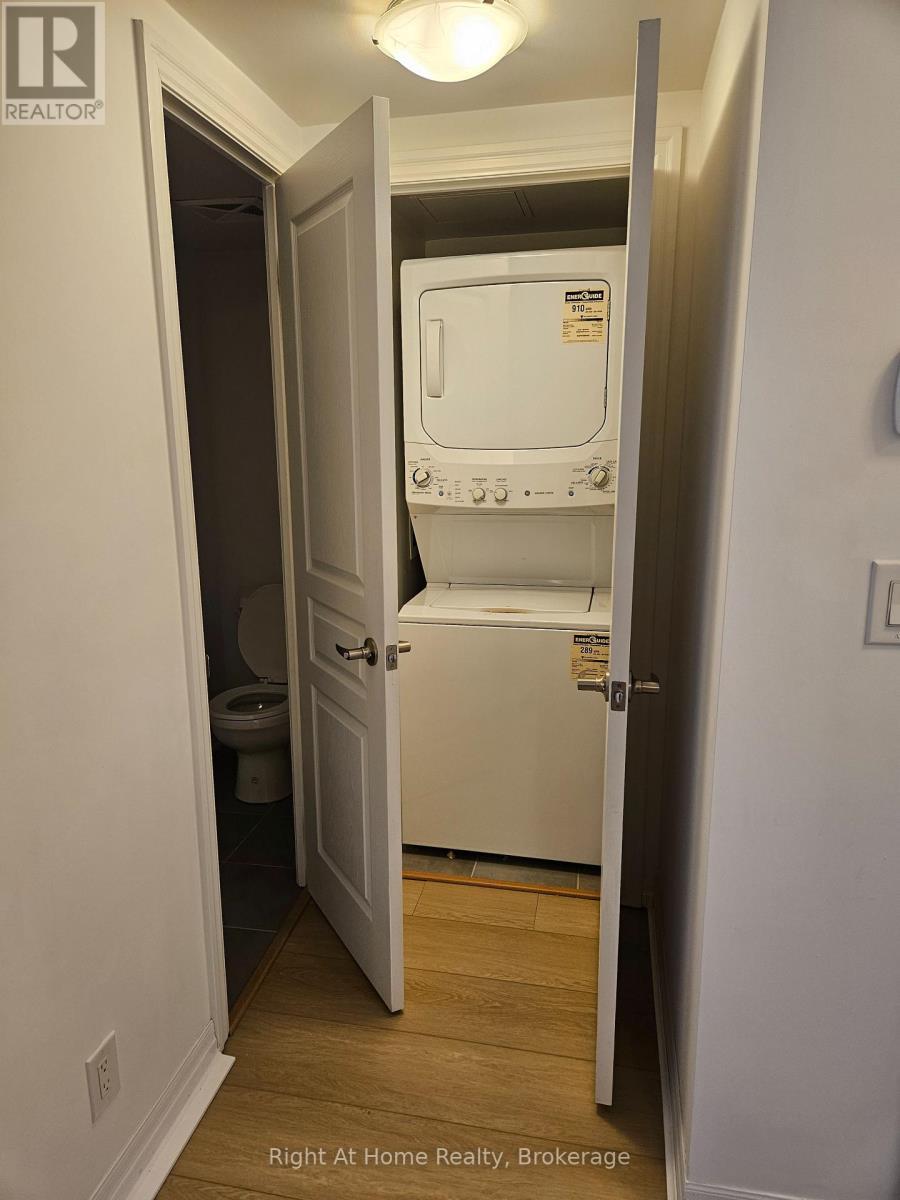 1506 - 1940 Ironstone Drive, Burlington (Uptown), ON - Indoor Photo Showing Laundry Room