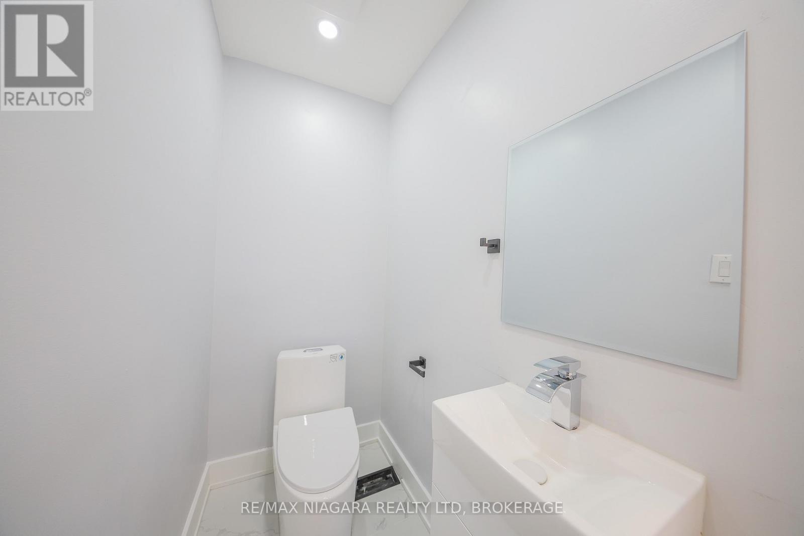 5 Meadowvale Drive, St. Catharines (Lakeport), ON - Indoor Photo Showing Bathroom
