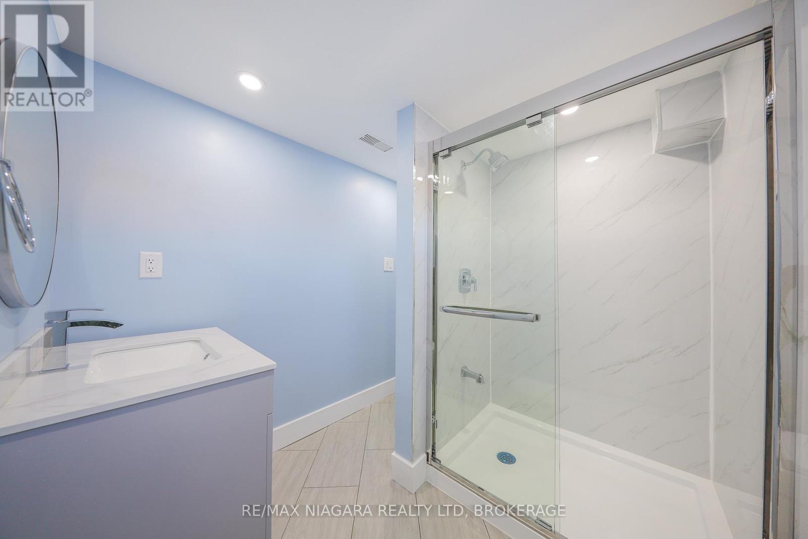5 Meadowvale Drive, St. Catharines (Lakeport), ON - Indoor Photo Showing Bathroom