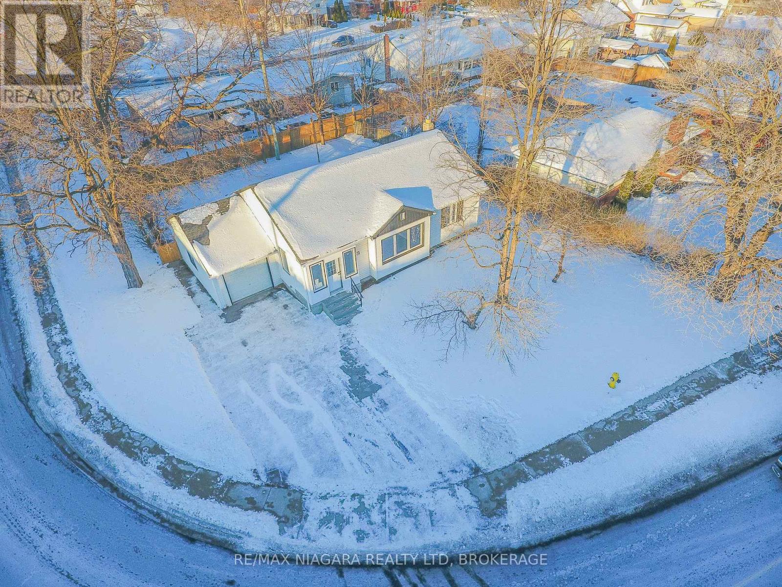 5 Meadowvale Drive, St. Catharines (Lakeport), ON - Outdoor With Body Of Water With View