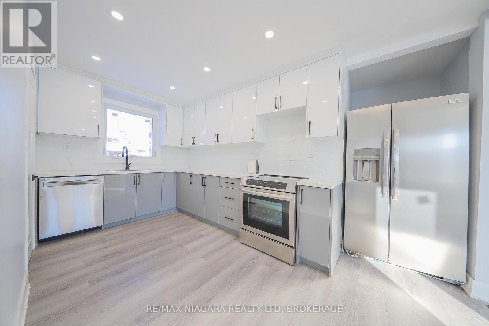 5 Meadowvale Drive, St. Catharines (Lakeport), ON - Indoor Photo Showing Kitchen With Upgraded Kitchen
