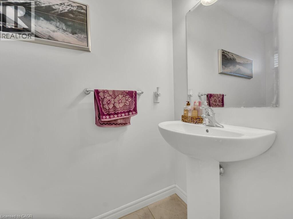 Bathroom featuring baseboards and light tile patterned floors - 144 Summit Ridge Drive, Guelph, ON - Indoor Photo Showing Bathroom