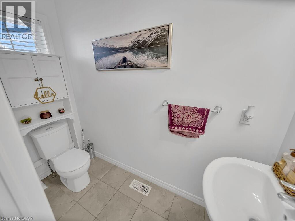 Bathroom featuring baseboards and toilet - 144 Summit Ridge Drive, Guelph, ON - Indoor Photo Showing Bathroom