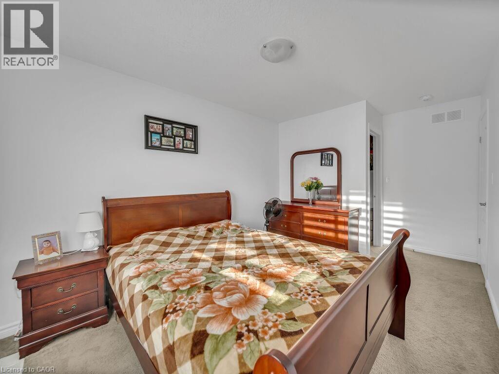 Bedroom with light colored carpet and baseboards - 144 Summit Ridge Drive, Guelph, ON - Indoor Photo Showing Bedroom
