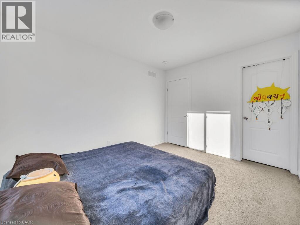 Carpeted bedroom featuring baseboards - 144 Summit Ridge Drive, Guelph, ON - Indoor Photo Showing Bedroom