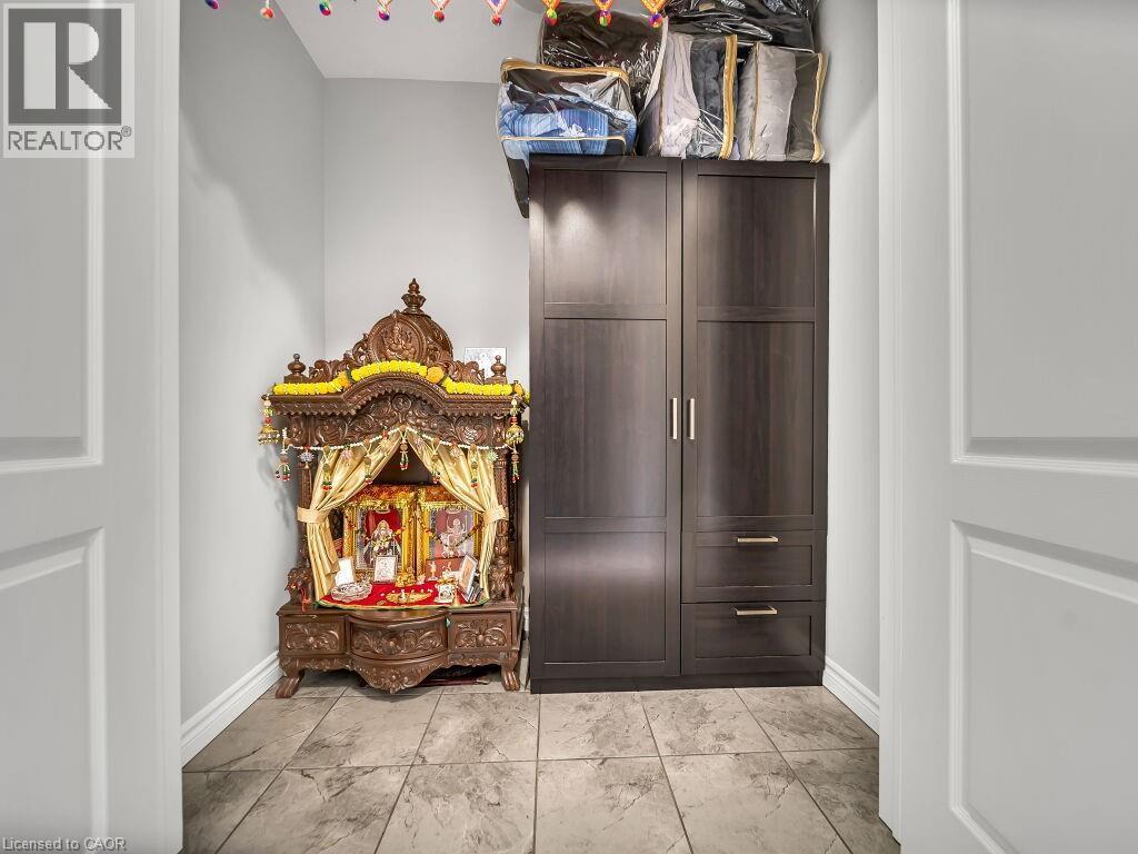 Mudroom with baseboards - 144 Summit Ridge Drive, Guelph, ON - Indoor Photo Showing Other Room