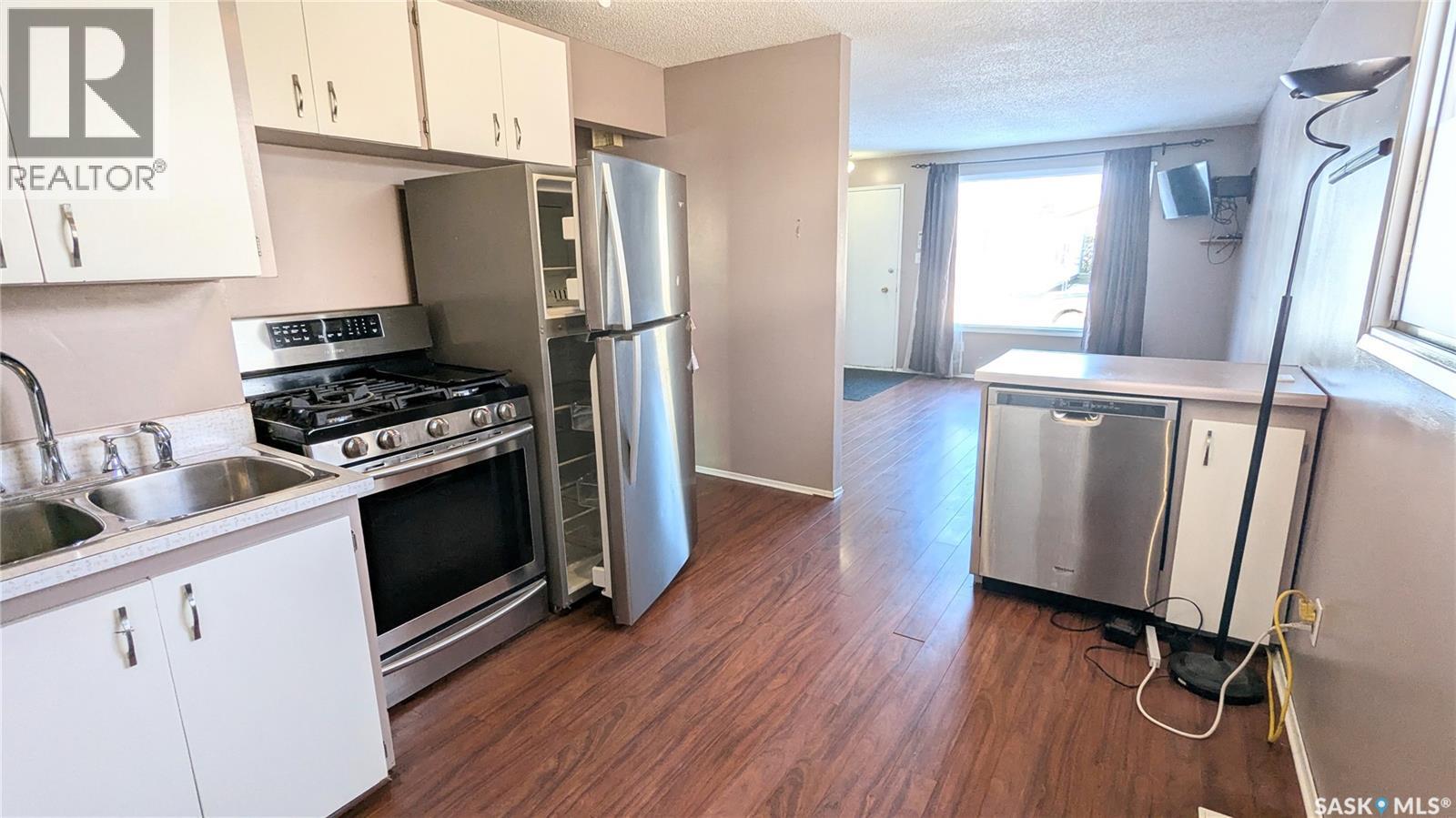 147 Ross Crescent, Saskatoon, SK - Indoor Photo Showing Kitchen With Double Sink