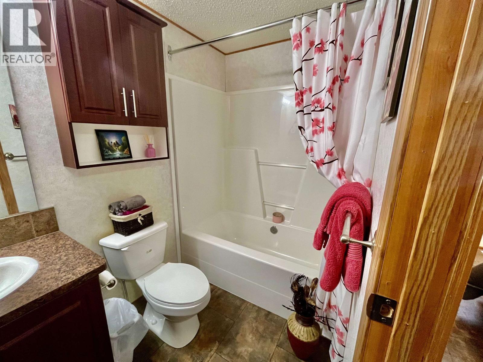 8112 85A Avenue, Fort St. John, BC - Indoor Photo Showing Bathroom