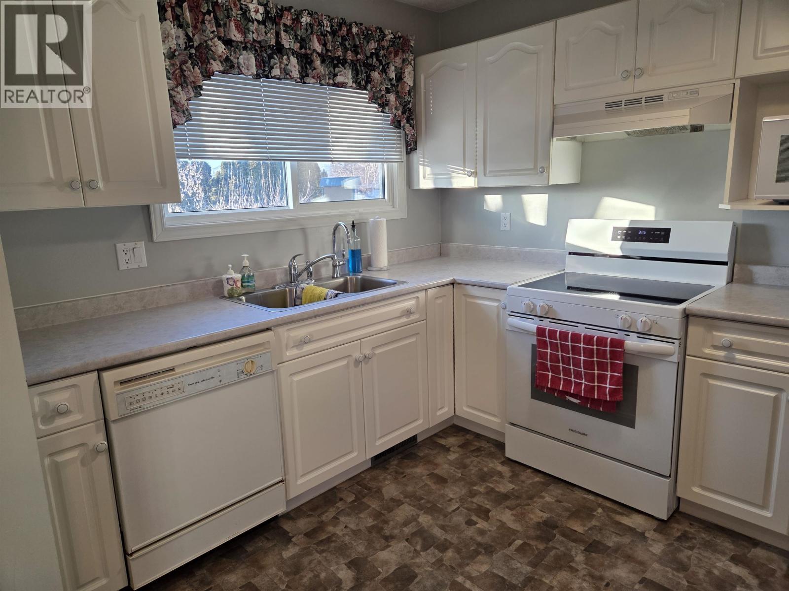 1115 Latin Avenue, Williams Lake, BC - Indoor Photo Showing Kitchen With Double Sink