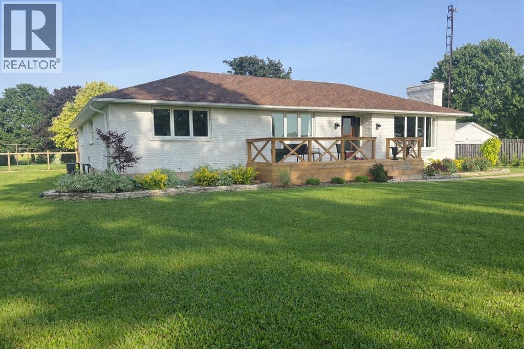 5328 Mandaumin Road, Plympton-Wyoming, ON - Outdoor With Deck Patio Veranda