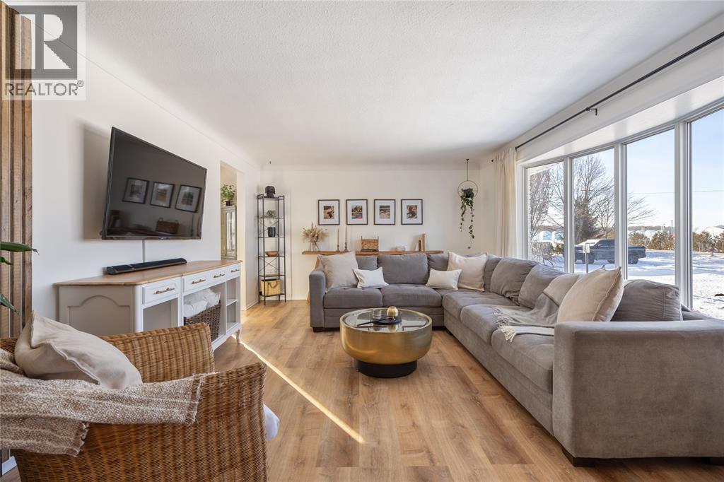 5328 Mandaumin Road, Plympton-Wyoming, ON - Indoor Photo Showing Living Room