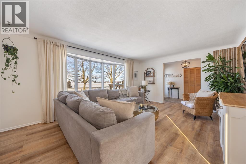 5328 Mandaumin Road, Plympton-Wyoming, ON - Indoor Photo Showing Living Room