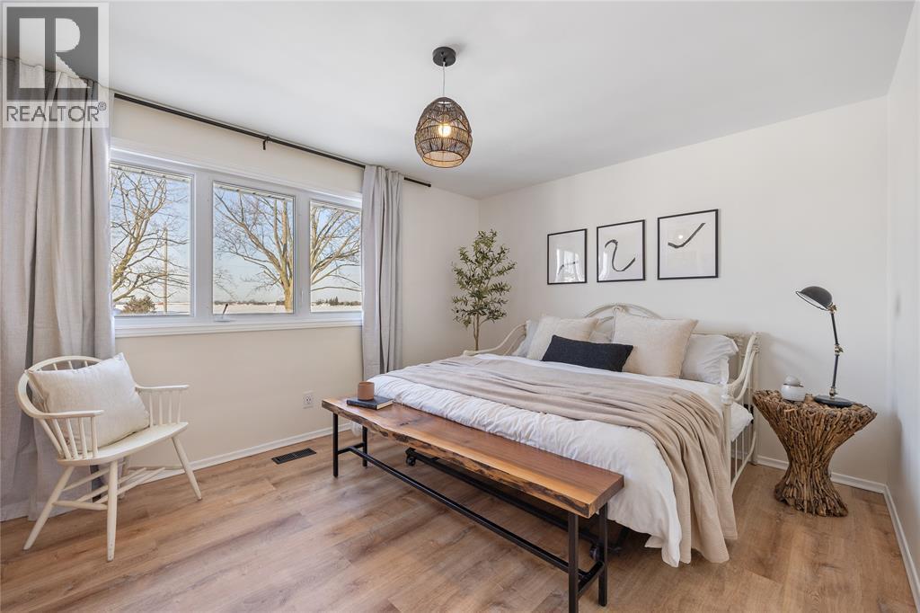 5328 Mandaumin Road, Plympton-Wyoming, ON - Indoor Photo Showing Bedroom