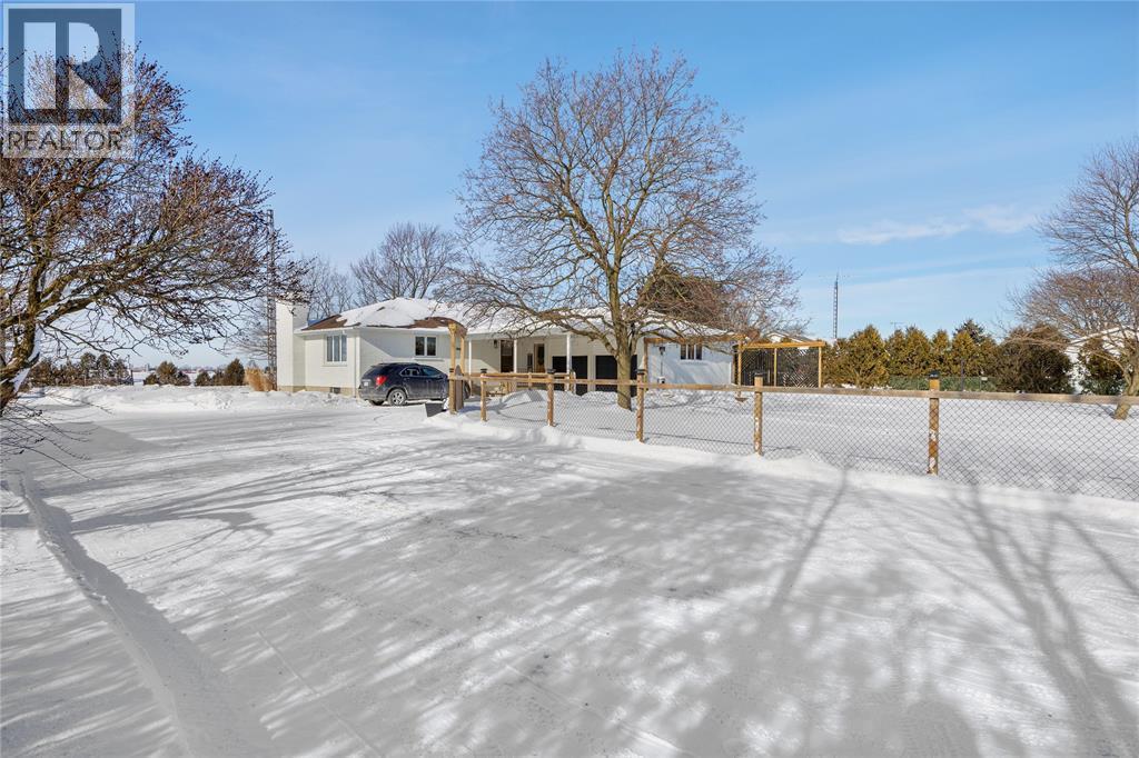 5328 Mandaumin Road, Plympton-Wyoming, ON - Outdoor