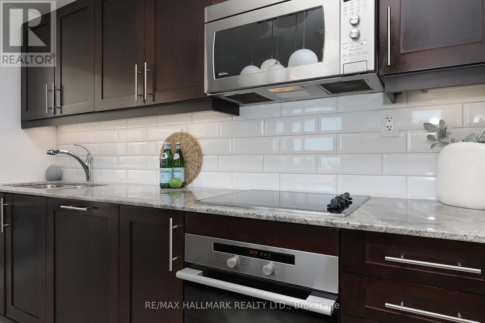 611 - 1 Bedford Road, Toronto, ON - Indoor Photo Showing Kitchen With Upgraded Kitchen