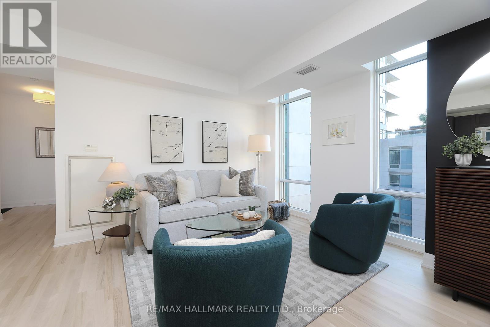 611 - 1 Bedford Road, Toronto, ON - Indoor Photo Showing Living Room