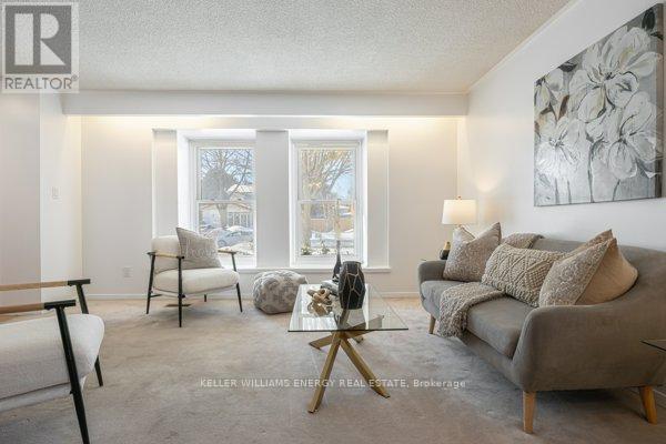 469 Waverly Street N, Oshawa (Mclaughlin), ON - Indoor Photo Showing Living Room